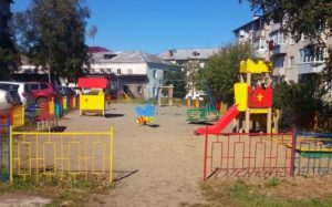 Детскую площадку по ул. Ватутина 6/1 отремонтировали и покрасили.