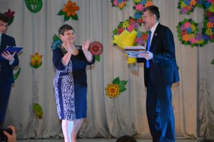 Валерий Пусяк вручил награды от Думы округа в честь 25-летия дома культуры  «Любава» села Суражевка.