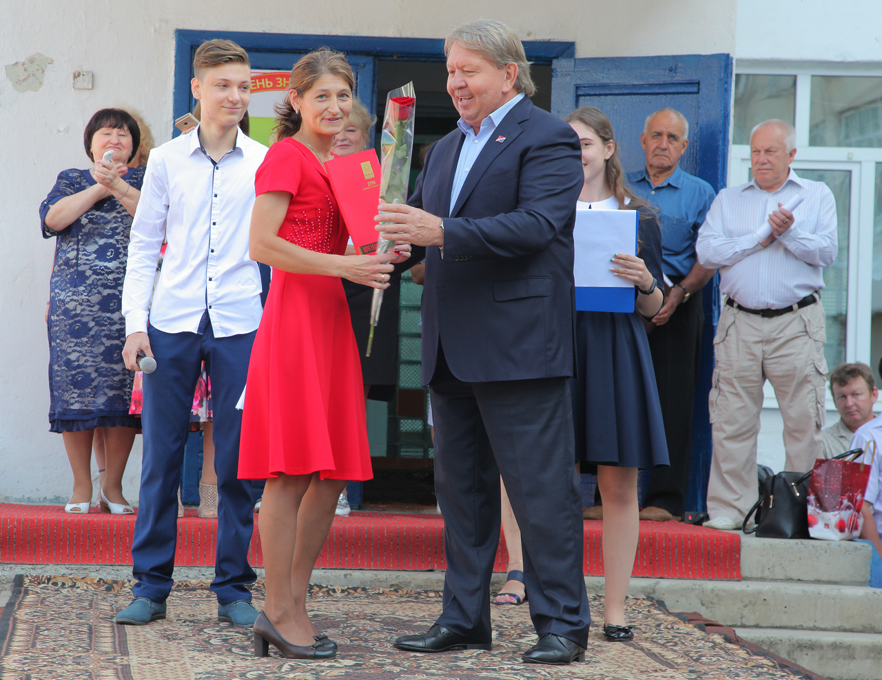 В Артёмовском городском округе прошли торжественные мероприятия, посвящённые Дню знаний.