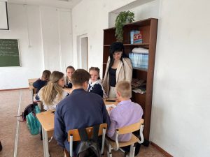 Депутаты Думы АГО провели в школах города уроки парламентаризма