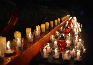 Сотни свечей зажглись на придворцовой площади Артема в память о погибших в годы Великой Отечественной войны