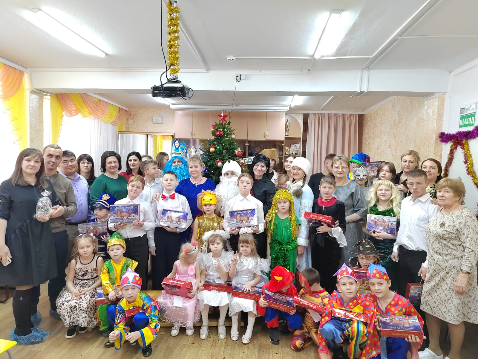 Поздравление детей детей социально-реабилитационного центра несовершеннолетних с Новым годом.