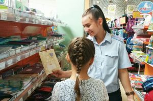 В Артеме Приморского края полицейские и общественники приняли участие во Всероссийской акции «Помоги пойти учиться»