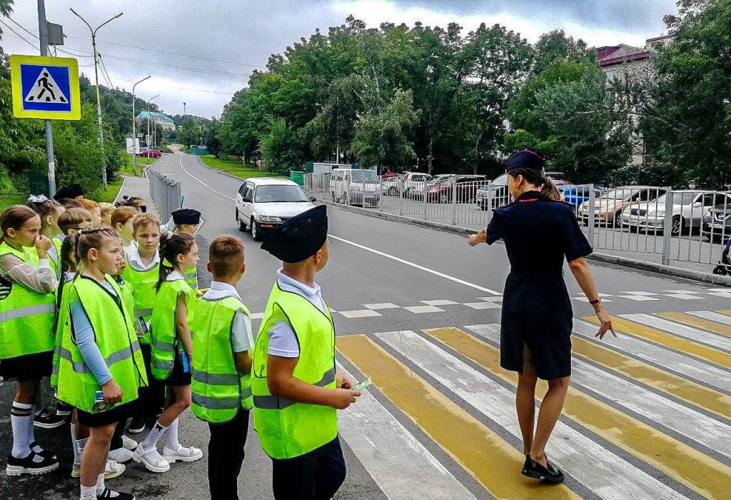 Сотрудники Госавтоинспекции Артема Приморского края проводят для школьников пешеходные экскурсии