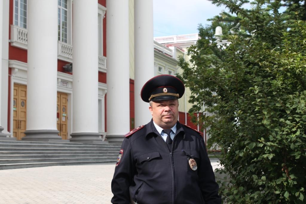 Голосуем за лучшего участкового уполномоченного Артема — майора полиции Евгения Батаева