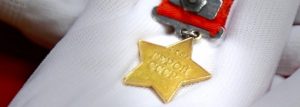 Сотрудники полиции передали утраченную медаль «Золотая Звезда» внуку Героя Советского Союза