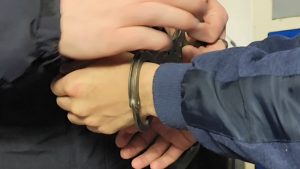В Артеме Приморского края заключен под стражу подозреваемый в совершении грабежа в отношении несовершеннолетнего