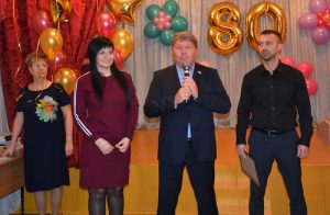 Депутаты партии «Единая Россия» поздравили одну из «старейших» школ Артема с юбилеем