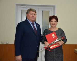 Председатель Думы Анатолий Бадель поздравил работников бытового обслуживания