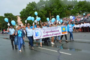 Праздничное шествие трудовых коллективов в честь Дня города