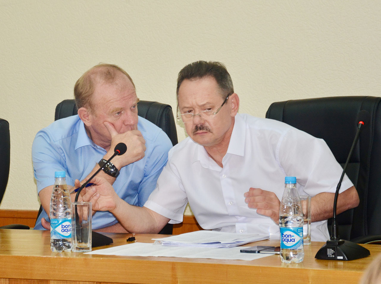 Глава города Александр Авдеев и депутат ГД Владимир Новиков обсуждают изменения в пенсионном законодательстве РФ