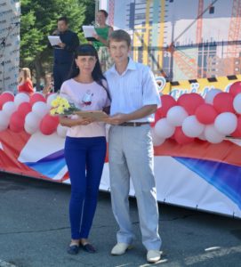 Депутат Думы Юрий Рыбак поздравил строителей с профессиональным праздником.