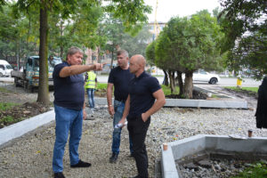 Председатель Думы Анатолий Бадель проконтролировал ход ремонтных  работ на придворцовой площади.