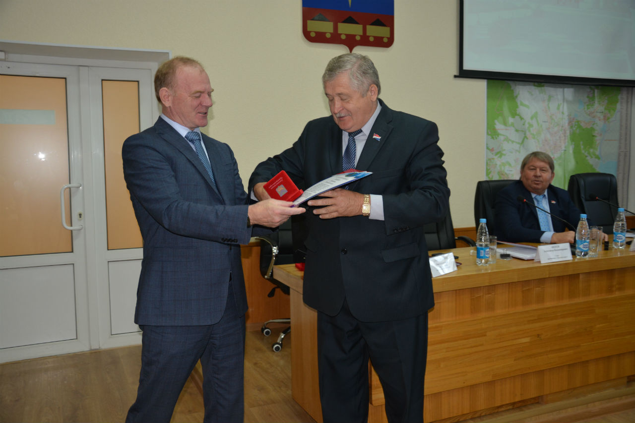 Памятный знак «80 лет со дня образования Приморского края» получил депутат Виктор Глебов