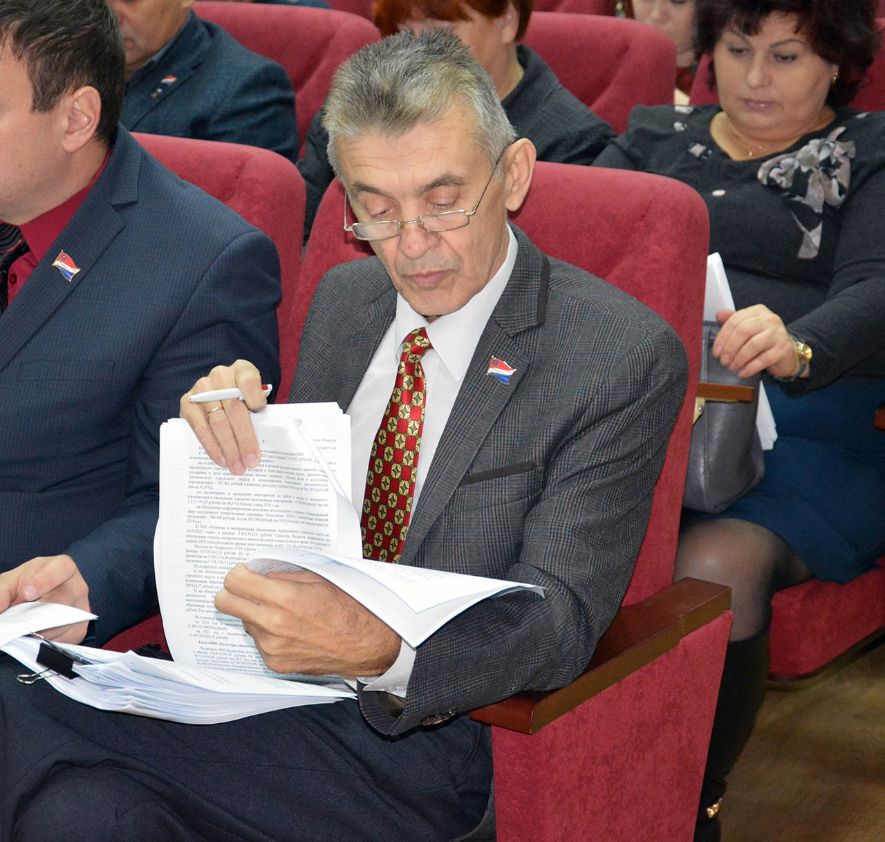 Депутат Анатолий Пусяк изучает муниципальную программу