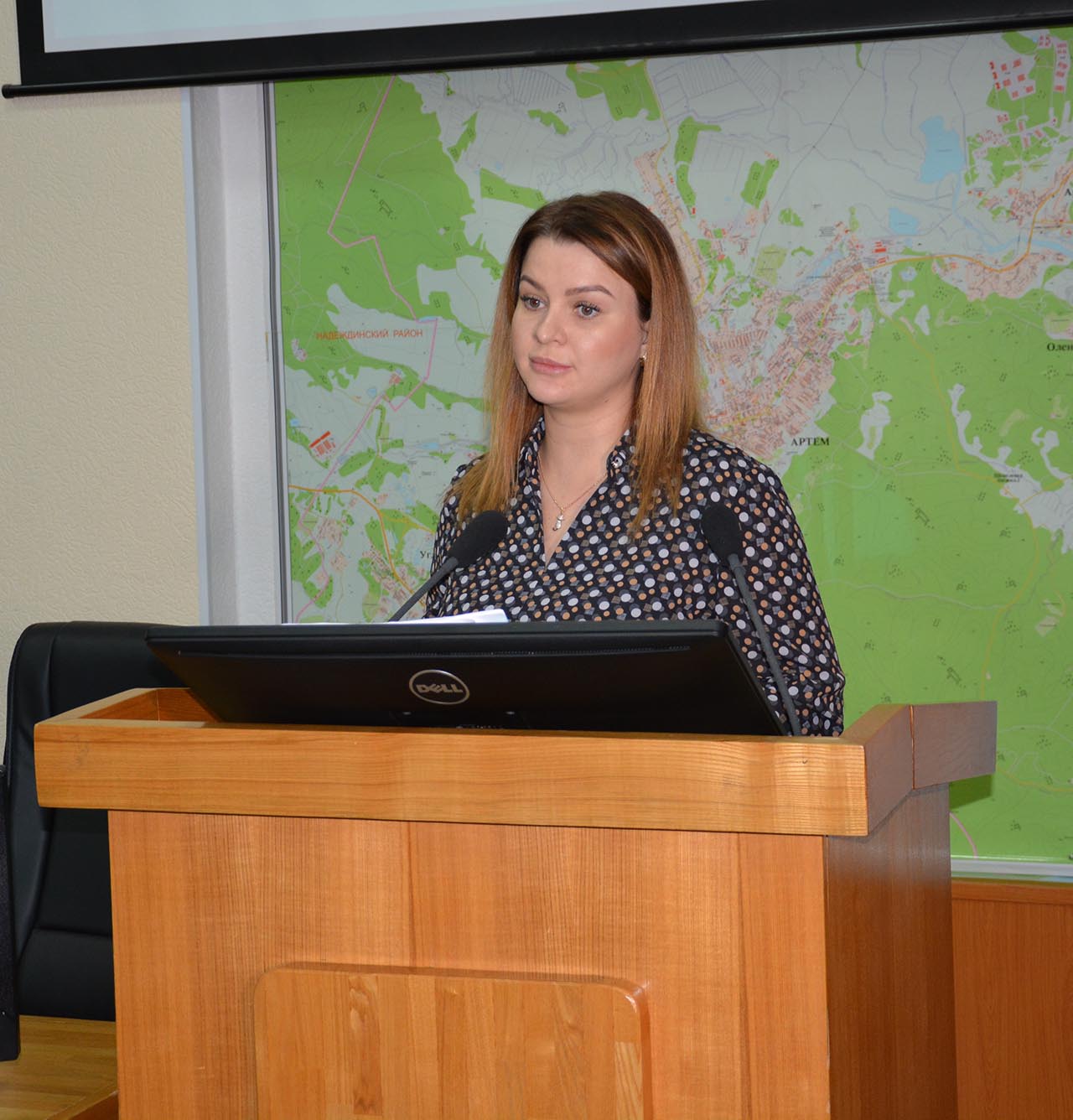Екатерина Остапович, главный специалист юридического отдела аппарата Думы докладывает о внесении изменений в Устав города