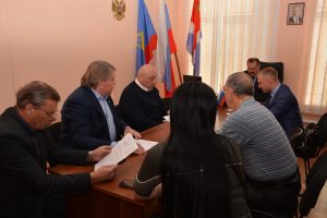 По обращению жителя в селе Кневичи председатель Думы Анатолий Бадель собрал рабочее совещание.