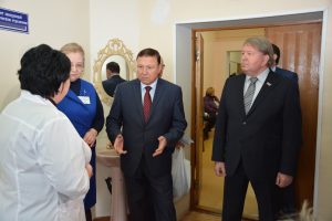 Анатолий Бадель вместе со спикером  регионального парламента Александром Роликом на рабочей поездке в Поликлинике № 2.