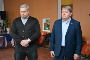 Председатель Думы Анатолий Бадель совместно с депутатом Алексеем Жернаковым на встрече с жителями с. Олений.