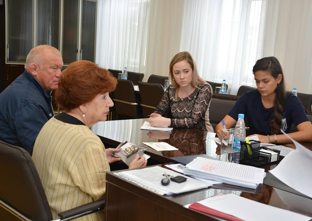 Специалисты аппарата Думы Артемовского городского округа  Елена Шарохина и Наталья Абышева на приеме граждан по личным вопросам.