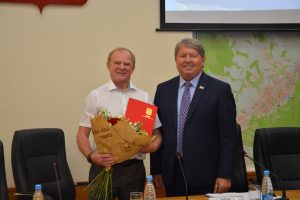 С юбилеем главу Артёмовского городского округа Александра Авдеева поздравил спикер местного парламента Анатолий Бадель.