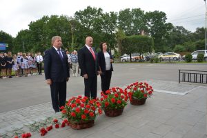 Возложение цветов к памятнику революционера Фёдору Андреевичу Сергееву