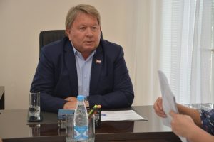 Спикер местного парламента Анатолий Бадель проводит прием граждан по личным вопросам.