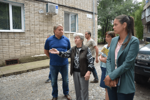 Спикер местного парламента Анатолий Бадель на рабочей встрече с жителями по ул. Фрунзе 44
