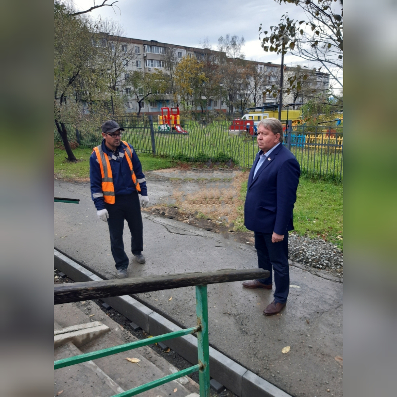 Председатель Думы Артемовского городского округа Анатолий Бадель на территории города по вопросу ремонтных работ.
