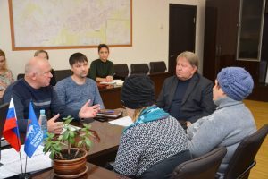 Председатель Думы Артемовского городского округа Анатолий Бадель провел приём граждан по личным вопросам в рамках партийного приёма ВПП «Единая Россия».