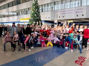 В Международном аэропорту Владивостока прошел танцевальный флешмоб «Молодежь —  в доноры!»