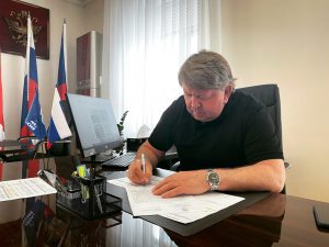 На основании жалоб жителей по работе управляющих компаний Анатолий Бадель обратился в административную комиссию Артемовского городского округа.