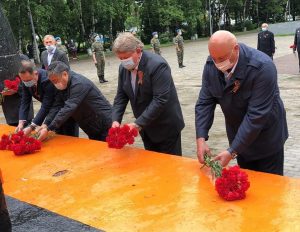 Сегодня, в День памяти и скорби, к мемориалу воинам-артемовцам, погибшим в годы Великой Отечественной войны, возложены цветы