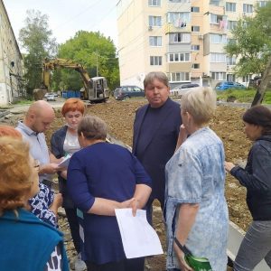11 сентября состоялась встреча председателя Думы Анатолия Баделя с жильцами дома №87 по ул. Кирова