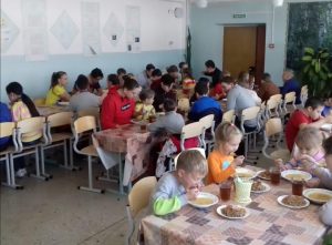 Почти 1000 детей получили горячее питание в Артёме