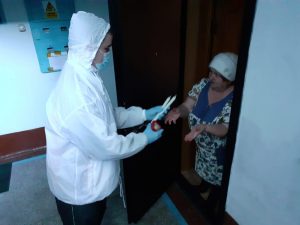 Волонтёры Артемовского городского округа навестили пенсионеров, нуждающихся в помощи в чрезвычайной ситуации.