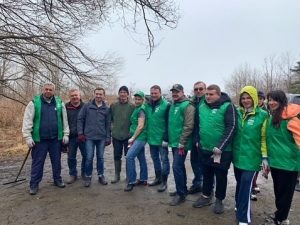 Алексей Жернаков принял участие в уборке прилегающей территории озера лотосов во Владивостоке