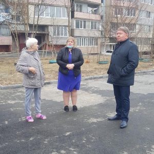 Спикер местного парламента Анатолий Бадель провёл мониторинг состояния придомовых территорий