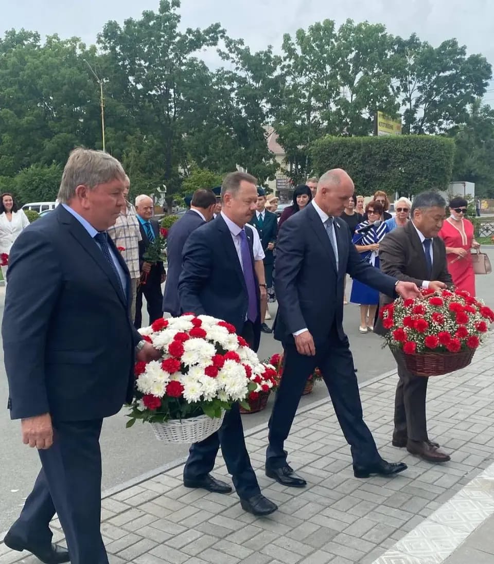 Возложение цветов к памятнику Ф. А. Сергееву