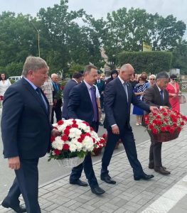 Торжественная церемония возложения цветов к памятникам Ф. А. Сергееву