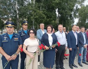 Сегодня, 3 сентября, цветы возложили к памятнику-мемориалу воинам артемовцам, погибшим в годы  Великой Отечественной войны 1941-1945 гг. во время торжественной церемонии в Артеме.