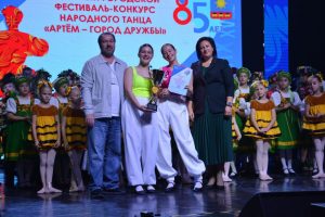 Гала-концерт закрыл XV городской фестиваль-конкурс народного танца «Артем – город дружбы». Мероприятие посвятили Дню народного единства.