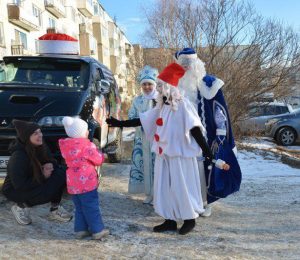 Еще одной точкой в маршруте новогоднего автобуса стали Суражевка и Артемовский, где Дед Мороз и Снегурочка продолжили поздравлять детей