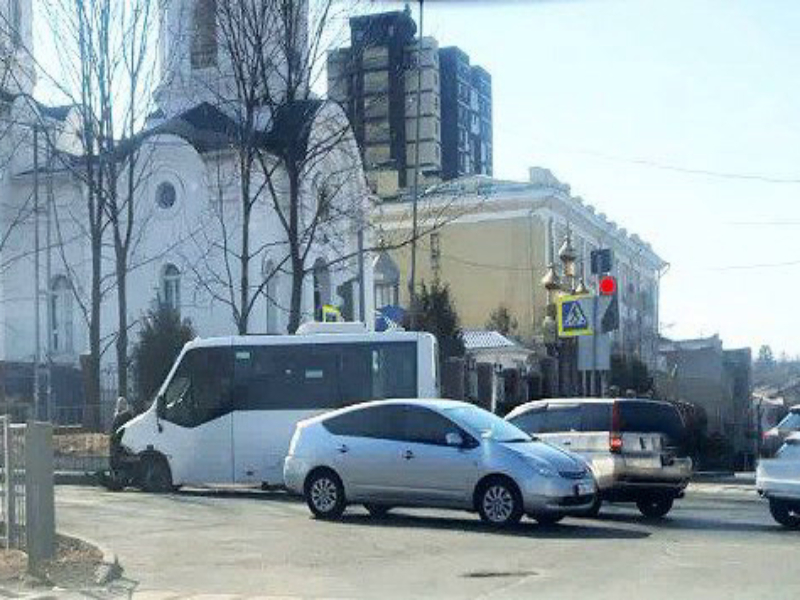 В Артеме полицейские привлекли к административной ответственности девушку-водителя, нарушившую правила проезда перекрестка