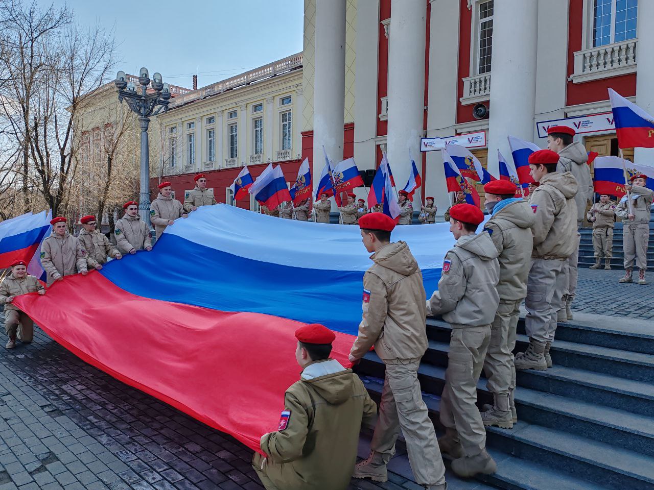 Митинг, посвященный 10-летию воссоединения Крыма с Россией, состоялся на городской придворцовой площади