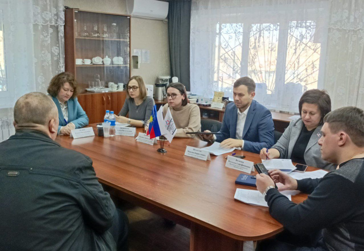 Приём по личным вопросам проходит в Артёмовском обществе инвалидов. В приёме жителей вместе со специалистами администрации АГО приняли участие председатель Думы Артёма Наталья Волкова и председатель Артёмовского ВОИ Андрей Панченко