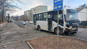 В Артеме Приморского кая сотрудники Госавтоинспекции устанавливают обстоятельства ДТП с участием пассажирского автобуса