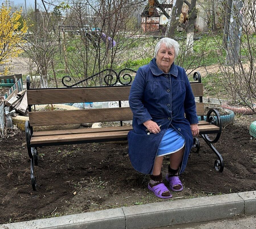 Во дворе дома Ангарская, 8, благодаря участию депутата городской Думы Александра Коробкова, установили удобную лавочку