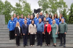 Депутаты Думы вместе с коллегами из города Тореза Донецкой Народной республики почтили память артемовцев, защитников Отечества
