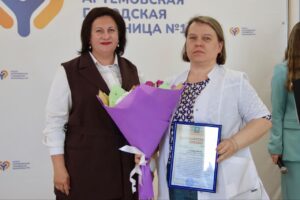 С наступающим профессиональным праздником медицинских работников Артемовской городской больницы №1 поздравили сегодня Наталья Волкова, Вячеслав Квон и Игорь Чемерис